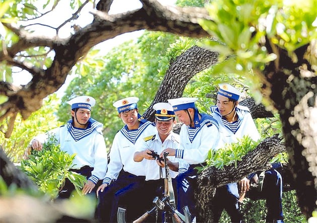 Các chiến sĩ Hải quân trên đảo Song Tử Tây, quần đảo Trường Sa dừng chân trên đường tuần tra. Ảnh: NGUYỄN MINH TRƯỜNG / Báo Quân đội Nhân dân.