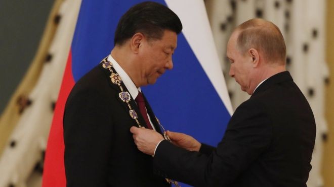 Ngày 4/7 vừa qua tại Điện Kremlin, Tổng thống Nga Vladimir Putin trao tặng Chủ tịch Trung Quốc Tập Cận Bình huân chương St. Andrew hạng nhất. Ảnh: BBC News.
