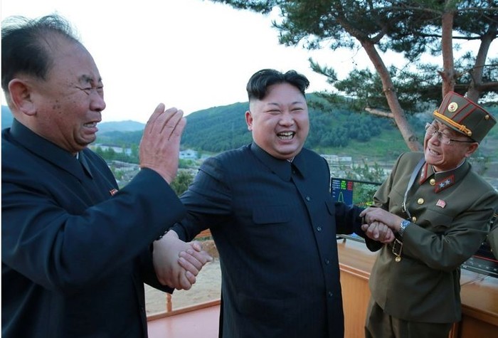 Nhà lãnh đạo Triều Tiên Kim Jong-un và các cộng sự, ảnh: KCNA/Reuters.