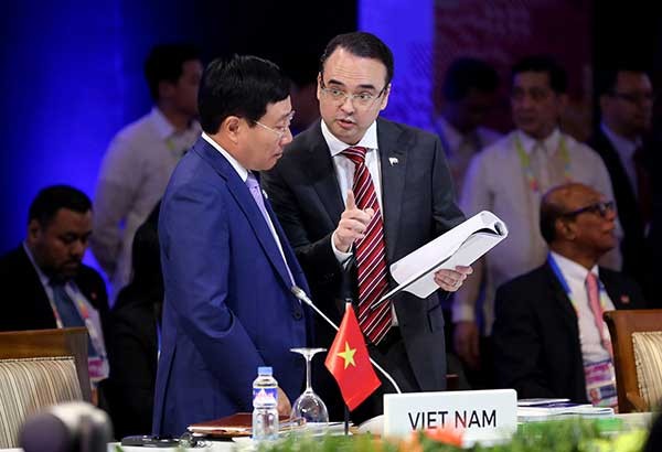 Phó Thủ tướng, Bộ trưởng Ngoại giao Phạm Bình Minh trao đổi với Ngoại trưởng Philippines Alan Peter Cayetano bên lề hội nghị Ngoại trưởng ASEAN, ảnh: Philstar.