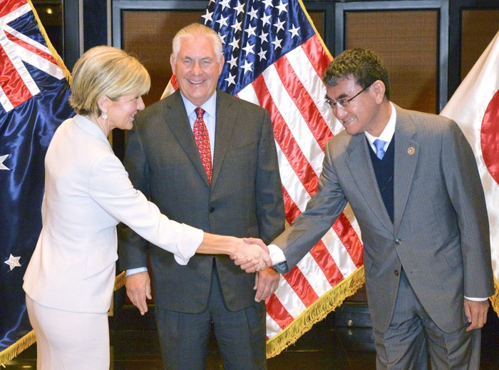 Ngoại trưởng Australia Julie Bishop, Ngoại trưởng Mỹ Rex Tillerson và tân Ngoại trưởng Nhật Bản Taro Kono gặp nhau bên lề Diễn đàn ASEAN năm nay tại Philippines, ảnh: The Japan Times.