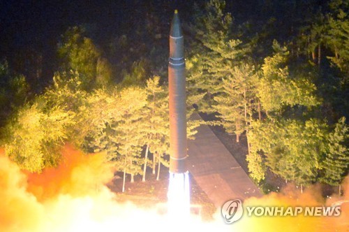 Tên lửa Hwasong-12 Triều Tiên phóng tối 28/7, ảnh: Yonhap News / KCNA.