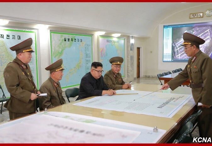Ông Kim Jong-un thị sát Bộ tư lệnh Tên lửa chiến lược Triều Tiên và nghe báo cáo kế hoạch tấn công Guam, ảnh: KCNA.