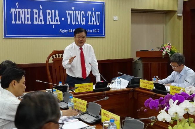Ông Nguyễn Văn Trình, chủ tịch UBND tỉnh Bà Rịa- Vũng Tàu, tại cuộc họp quyết định về “số phận” VNEN ở tỉnh này sáng 4-8 - Ảnh: ĐÔNG HÀ / Báo Tuổi Trẻ.