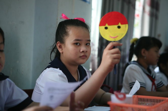 Học sinh bày tỏ ý kiến bằng hình mặt cười, một cách làm trong mô hình trường học mới VNEN - Ảnh: VĨNH HÀ / Báo Tuổi Trẻ.