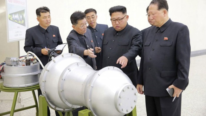 Chủ tịch Cộng hòa dân chủ nhân dân Triều Tiên và các quan chức cấp cao nước này nghe giới thiệu về vũ khí hạt nhân, ảnh: Sky News.