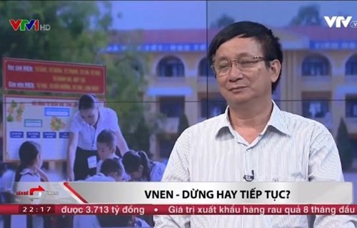 Nhà giáo Lê Tiến Thành, nguyên Vụ trưởng Vụ Giáo dục Tiểu học, nguyên Giám đốc Dự án Trường học mới Việt Nam (GPE-VNEN) hôm 30/8 nói trên chương trình Vấn đề hôm nay rằng, nếu phụ huynh không chấp nhận mô hình VNEN thì thôi. Ảnh chụp màn hình, VTV.vn.