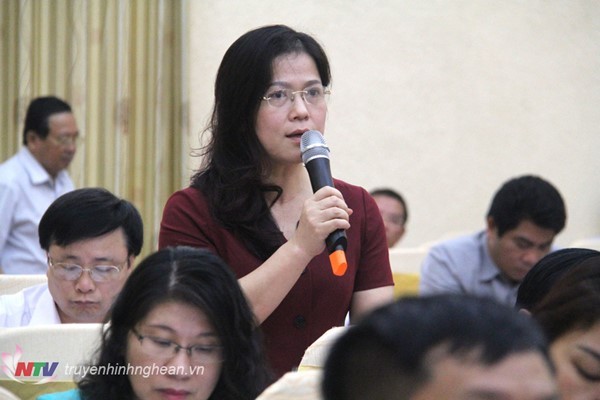 Bà Nguyễn Thị Kim Chi, Giám đốc Sở Giáo dục và Đào tạo Nghệ An phát biểu trong một phiên họp, ảnh: Đài Truyền hình Nghệ An.
