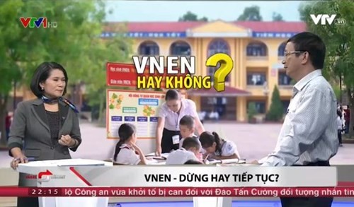 Người dẫn chương trình Vấn đề hôm nay, Ban thời sự VTV và nhà giáo Lê Tiến Thành trao đổi về VNEN hôm 30/8, ảnh chụp màn hình. Nguồn: VTV.vn.