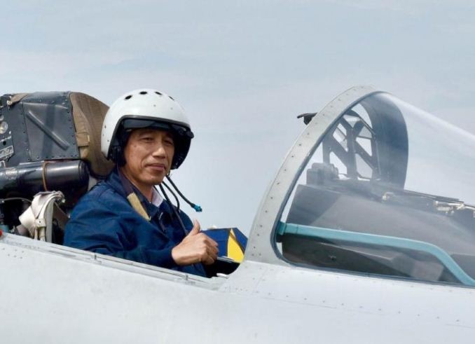 Tổng thống Indonesia Joko Widodo lên ngồi thử buồng lái máy bay Su-30 sau khi được bố trí tại Natuna. Ảnh: The Australian.