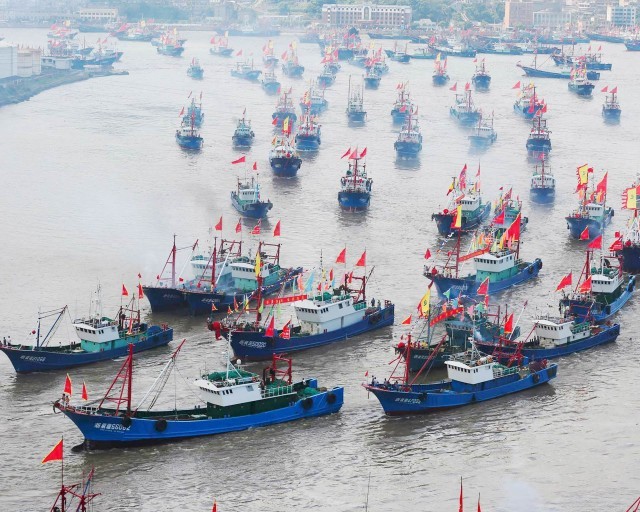 &quot;Hạm đội&quot; tàu cá Trung Quốc có thể làm mưa làm gió ở Biển Đông và nhiều vùng biển của các quốc gia khác do chính sách hỗ trợ từ chính phủ, cả về vật chất lẫn quân sự. Ảnh minh họa: internet.