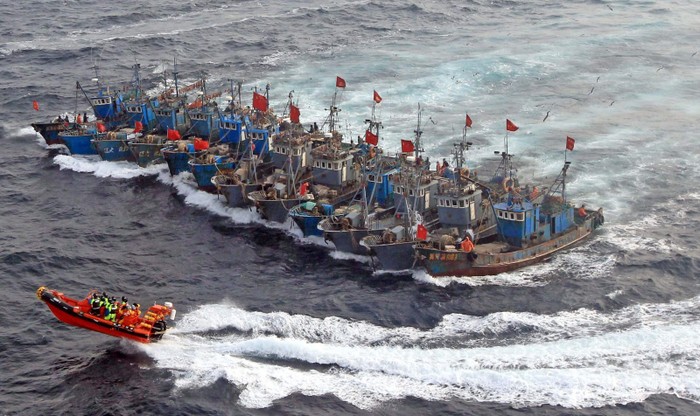 Tàu cá Trung Quốc thường đi theo &quot;đàn&quot; khi xâm nhập và đánh bắt trái phép trong vùng biển nước khác, gây khó khăn cho lực lượng chức năng sở tại ngăn chặn và xử lý. Ảnh minh họa: Reddit.