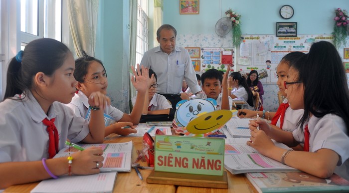 Ông Nguyễn Vinh Hiển dự giờ một lớp VNEN ở Vũng Tàu khi còn là Thứ trưởng Bộ Giáo dục và Đào tạo, ảnh: Đông Hà / Báo Tuổi Trẻ.
