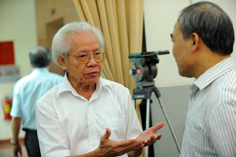Giáo sư Hồ Ngọc Đại trao đổi với Tiến sĩ Nguyễn Vinh Hiển, ảnh: Báo Điện tử Vietnamnet.