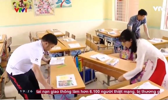 Giáo viên một trường học ở Hải Phòng sắp xếp lại bàn học VNEN theo trật tự cũ khi thành phố quyết định dừng VNEN, ảnh chụp màn hình VTV.