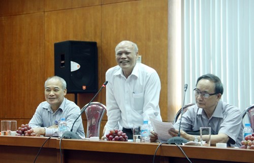 Từ phải qua trái: thầy Nguyễn Vinh Hiển, ông Vũ Bá Khánh, thầy Đặng Tự Ân trong buổi tọa đàm về VNEN tại Hà Nội ngày 1/8, ảnh: Báo Quân đội Nhân Dân.