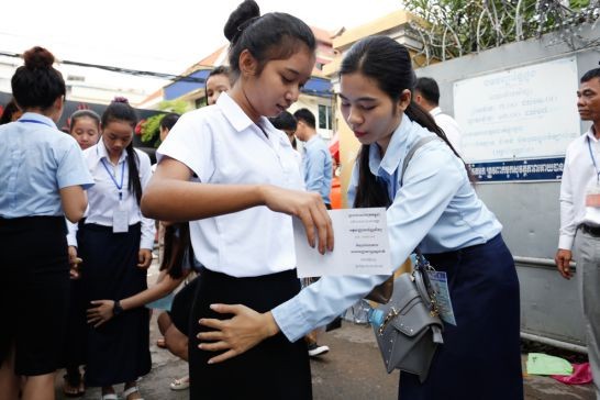 Cải cách giáo dục Campuchia bắt đầu từ những việc cụ thể nhất: thi cử thật nghiêm minh. Ảnh: The Phnom Penh Post.