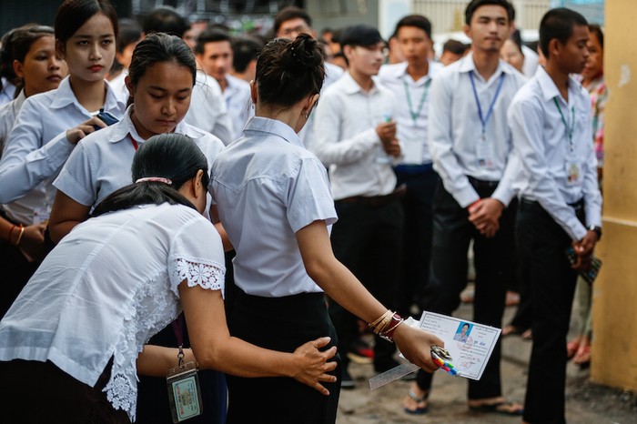 Thí sinh Campuchia phải trải qua khâu kiểm tra gắt gao trước khi bước vào phòng thi tốt nghiệp quốc gia trung học phổ thông năm 2017. Ảnh minh họa: Siv Channa / The Cambodia Daily.