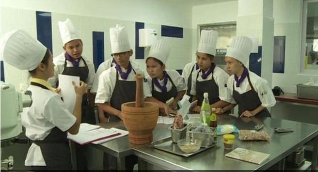 Một lớp học đào tạo đầu bếp tại Campuchia. Tiến sĩ Hang Chuon Naron đặc biệt chú ý đến chính sách hỗ trợ thanh niên khởi nghiệp. Ảnh: DW.