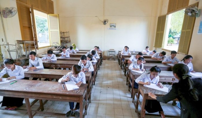 Cải cách giáo dục bắt đầu từ thi cử thật nghiêm, chứ không phải bỏ thi hoặc hình thức thi. Giáo dục Campuchia đang biến đất nước Chùa Tháp thành xã hội học tập. Ảnh: Khmer Times.