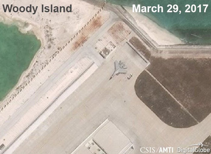 Ảnh chụp vệ tinh ngày 29/3/2017 cho thấy Trung Quốc đưa chiến đấu cơ J-11 hạ cánh trên đảo Phú Lâm thuộc quần đảo Hoàng Sa, Đà Nẵng, Việt Nam mà Trung Quốc đang chiếm đóng bất hợp pháp. Ảnh: The Japan Times.
