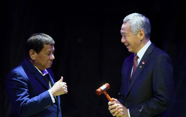 Tổng thống Philippines Rodrigo Duterte và Thủ tướng Singapore Lý Hiển Long, ảnh: NAM News.