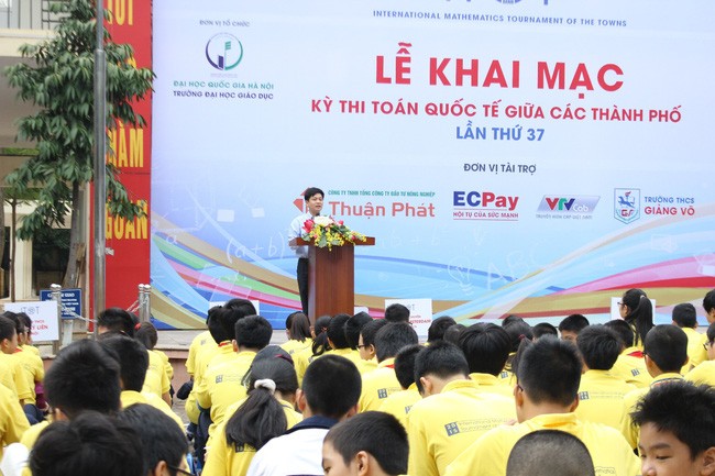 Phó giáo sư, Tiến sĩ Nguyễn Xuân Thành - Phó vụ trưởng Vụ Giáo dục trung học, Bộ Giáo dục và Đào tạo phát động cuộc thi Toán quốc tế giữa các thành phố lần thứ 37 năm 2015, tại Hà Nội. Ảnh: VTV.vn.