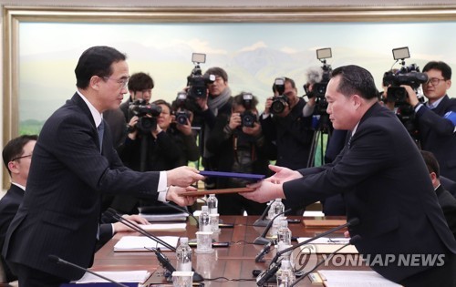 Trưởng đoàn đàm phán 2 miền Triều Tiên gặp nhau ngày 9/1 tại Bàn Môn Điếm, ảnh: Yonhap News.