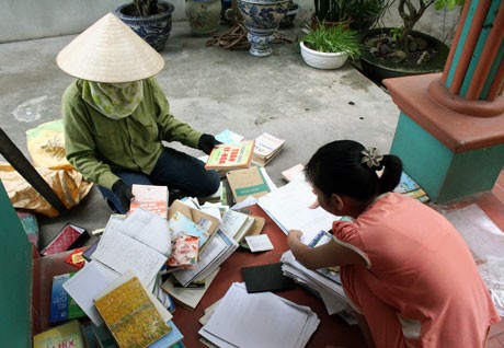 Ngày nay chỉ sau một năm học, những cuốn sách giáo khoa còn chưa kịp cũ đã có thể trở thành giấy vụn, vì sang năm học sách khác. Ảnh minh họa: baoquangninh.com.vn