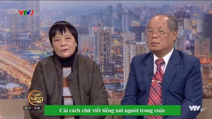 Tiến sĩ Đoàn Hương và Phó giáo sư Bùi Hiền tham gia chương trình Cafe sáng của VTV trao đổi xung quanh những ồn ào về công trình tiếng Việt cải cách của ông. Ảnh: VTV.vn.
