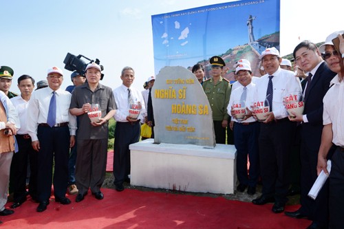 Lãnh đạo các bộ ngành Trung ương và tỉnh Quảng Ngãi thực hiện nghi thức đặt viên đá đầu tiên xây dựng khu tưởng niệm Nghĩa sĩ Hoàng Sa. Ảnh: Báo Tin tức /TTXVN.