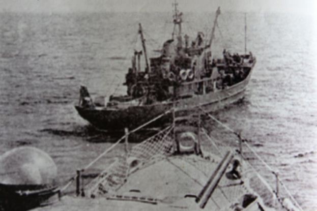 &quot;Tàu cá&quot; có vũ trang của Trung Quốc khiêu khích trước mũi chiến hạm Hải quân Việt Nam Cộng hòa ở đảo Hữu Nhật, quần đảo Hoàng Sa ngày 15/1/1974. Ảnh tư liệu.