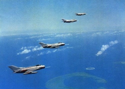 Chiến đấu cơ Trung Quốc tuần tiễu bất hợp pháp sau khi cưỡng chiếm quần đảo Hoàng Sa thuộc Đà Nẵng, Việt Nam năm 1974.