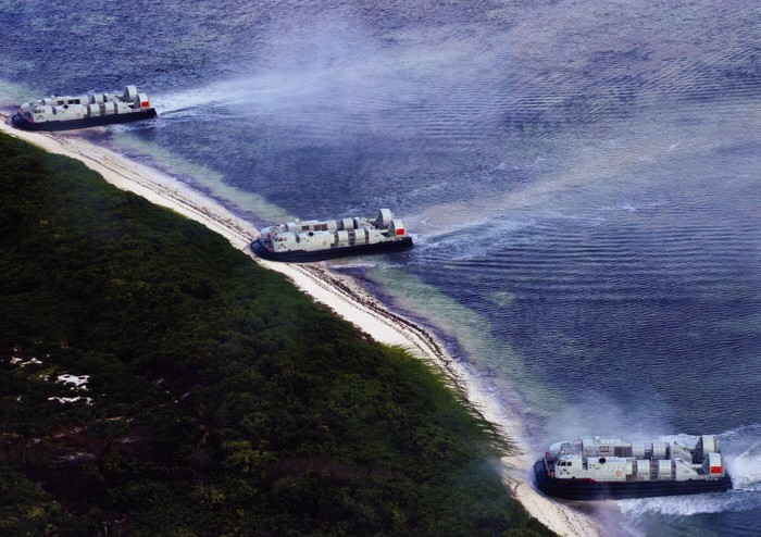 3 tàu đổ bộ Trung Quốc tập trận thực hành chiến thuật chiếm đảo, ảnh: Asia Times.