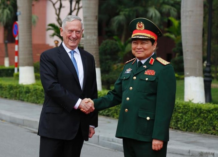 Với con mắt mặc cảm và thiếu thiện chí, một số học giả Trung Quốc luôn có cái nhìn soi mói và suy diễn các hoạt động đối ngoại quân sự của các nước láng giềng. Ảnh chuyến thăm chính thức Việt Nam của Bộ trưởng Quốc phòng Mỹ James Mattis, nguồn: AP.