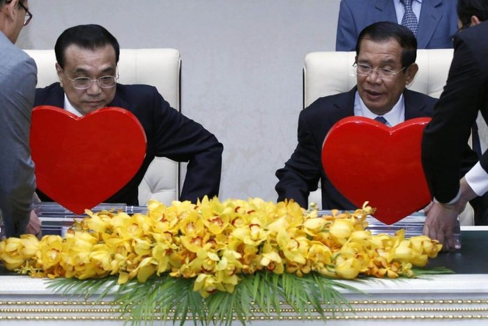 Thủ tướng Trung Quốc Lý Khắc Cường và Thủ tướng Hun Sen ký kết các thỏa thuận hợp tác trong chuyến thăm chính thức Campuchia ngày 11/1 vừa qua, ảnh: EPA / The Straits Times.