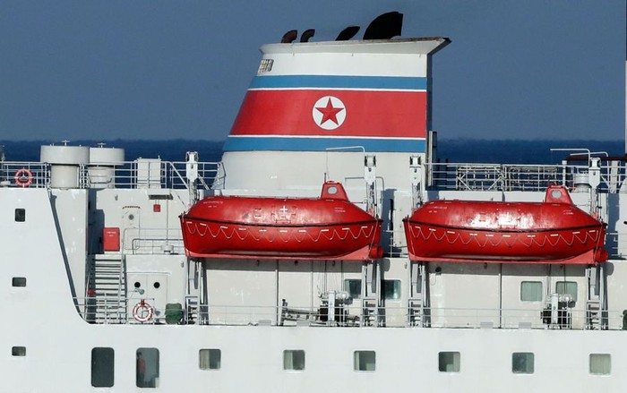 Tàu Mangyongbong-92 chở đoàn văn công Triều Tiên cập cảng Mukho, Hàn Quốc hôm qua 6/2.