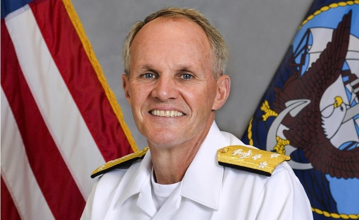 Phó Đô đốc Phillip G. Sawyer -Tư lệnh Hạm đội 7 thuộc Bộ Tư lệnh Thái Bình Dương, Hoa Kỳ.