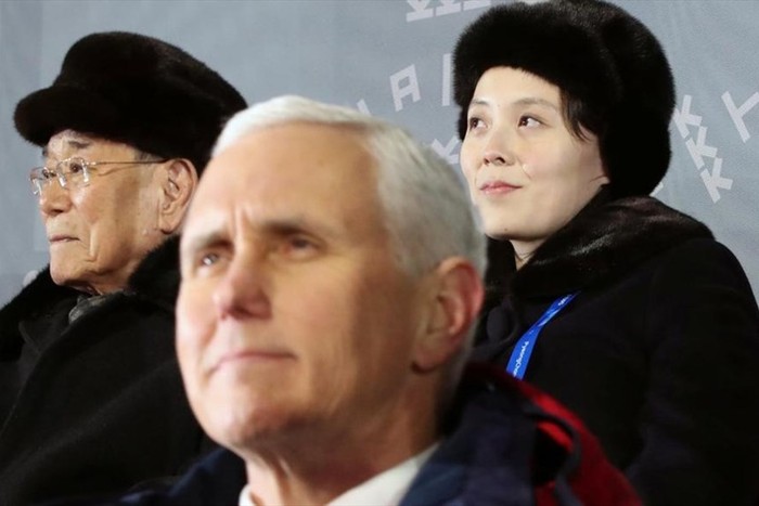 Ông Mike Pence dường như không để ý đến sự hiện diện của 2 nhà lãnh đạo Triều Tiên (Chủ tịch Quốc hội Kim Jong-nam và bà Kim Yo-jong), ảnh: Reuters.