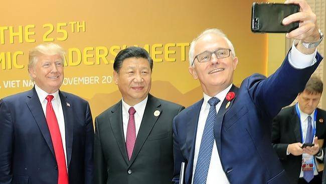 Tổng thống Hoa Kỳ Donald Trump, Chủ tịch Trung Quốc Tập Cận Bình và Thủ tướng Australia Malcolm Turnbull chụp ảnh chung bên lề APEC 2017 Đà Nẵng, ảnh: Daily Telegraph.