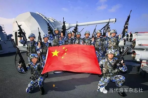 Lính Trung Quốc trên tàu khu trục neo đậu tại căn cứ quân sự đầu tiên ở nước ngoài đặt tại Djibouti. Ảnh: Submarine Matters.
