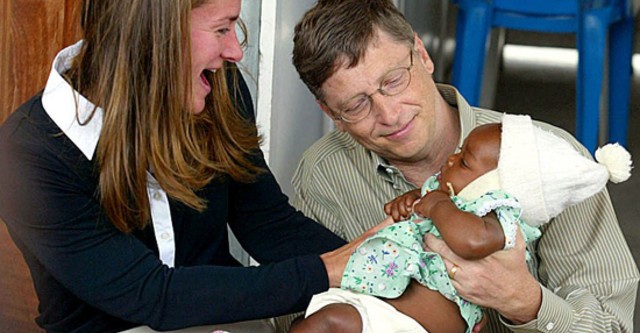 Tỉ phú Bill Gates là tấm gương sáng về việc làm từ thiện, chia sẻ với cộng đồng. Ảnh: USIS.