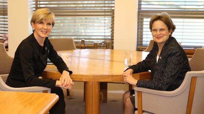 Ngoại trưởng Australia Julie Bishop (trái) và Quốc vụ khanh Ngoại giao - thương mại Frances Adamson đang bị hoãn các chuyến thăm đến Bắc Kinh, ảnh: The Australian.