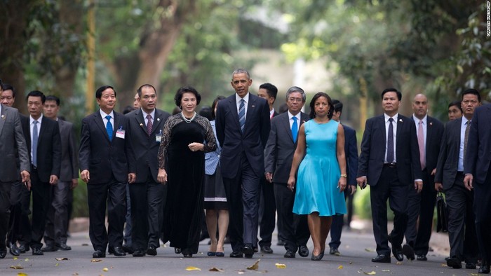 Tổng thống Barack Obama đã chiếm được nhiều tình cảm của người Việt trong chuyến thăm chính thức Việt Nam năm 2016, ảnh: CNN.