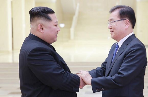 Chủ tịch Cộng hòa dân chủ nhân dân Triều Tiên Kim Jong-un tiếp Đặc sứ của Tổng thống Hàn Quốc Moon Jae-in, ảnh: SCMP.