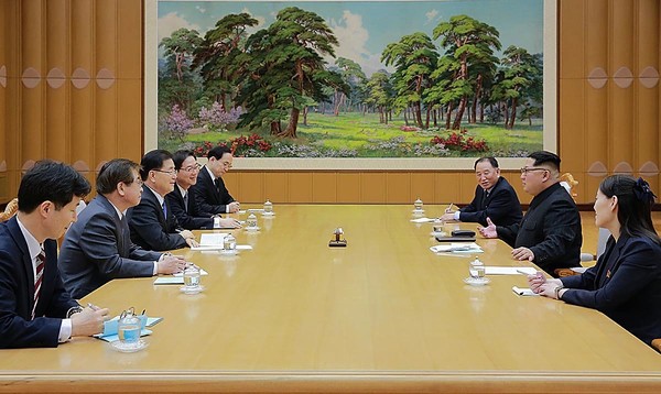 Chủ tịch Cộng hòa dân chủ nhân dân Triều Tiên Kim Jong-un và em gái cùng 1 quan chức cấp cao tiếp phái đoàn Hàn Quốc. Hai bên thảo luận hơn 4 giờ đồng hò. Ảnh: Zimbio.