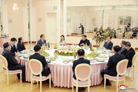 Sau thảo luận, vợ chồng ông Kim Jong-un, em gái và các quan chức cấp cao Triều Tiên tổ chức yến tiệc chiêu đãi đoàn Đặc sứ miền Nam. Ảnh: Shutterstock.