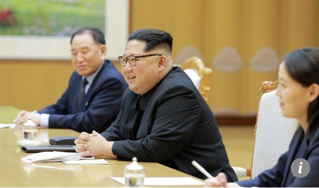Anh em nhà lãnh đạo Kim Jong-un và một quan chức cấp cao Triều Tiên tiếp phái đoàn Hàn Quốc hơn 4 giờ đồng hồ trước khi chiêu đãi, ảnh: SCMP.