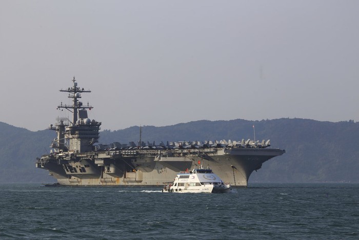 Tàu sân bay USS Carl Vinson tại Đà Nẵng, ảnh: Navy Times.