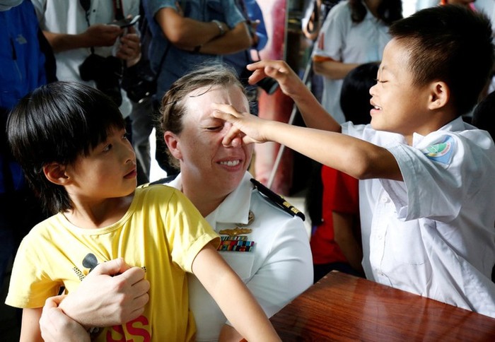 Thủy thủ tàu sân bay USS Carl Vinson thăm hỏi, giao lưu và chơi cùng trẻ em nạn nhân chất độc màu da cam tại Đà Nẵng, ảnh: KWSN.